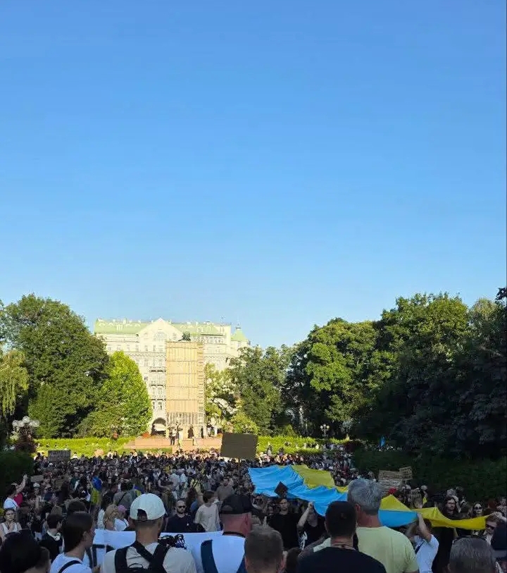 UKRAINE: THOUSANDS RETURN TO THE STREETS FOR MYKHAILO FEDOROV