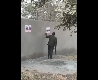 VIDEO: UNIDENTIFIED OFFICER ALLEGEDLY SEEN REMOVING PRESIDENT HICHILEMA’S CAMPAIGN POSTERS