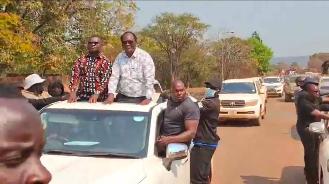 📷Hon Mundubile in Mwinilung'a, together with him is Hon Newton Samakayi as they pass through Mwinilung'a with no people heading to Ikeleng'i!