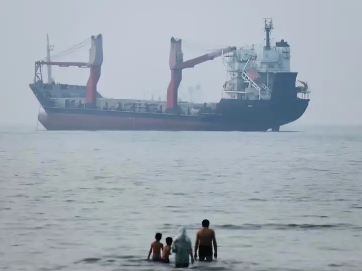 Container Ship Runs Aground in the Strait of Hormuz Amid Rising Maritime Tensions