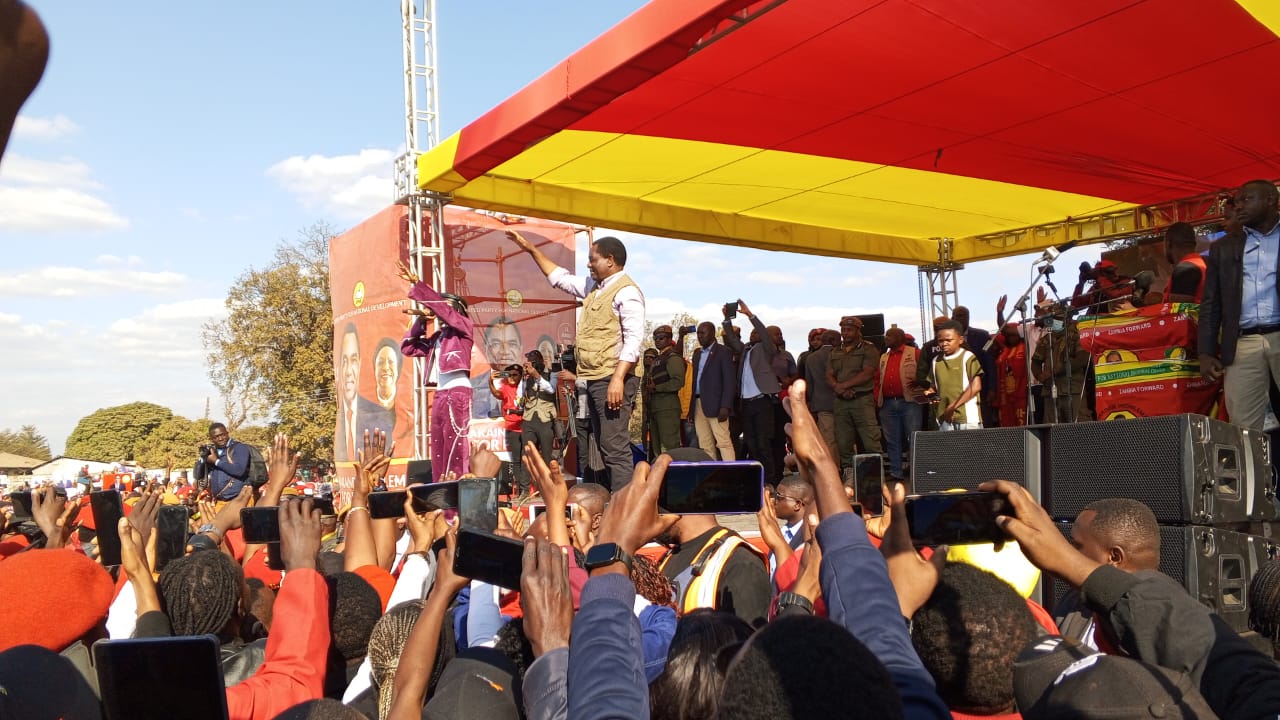 PRESIDENT HICHILEMA URGES CONTRACTOR TO WORK ON KABWE TOWNSHIP ROADS