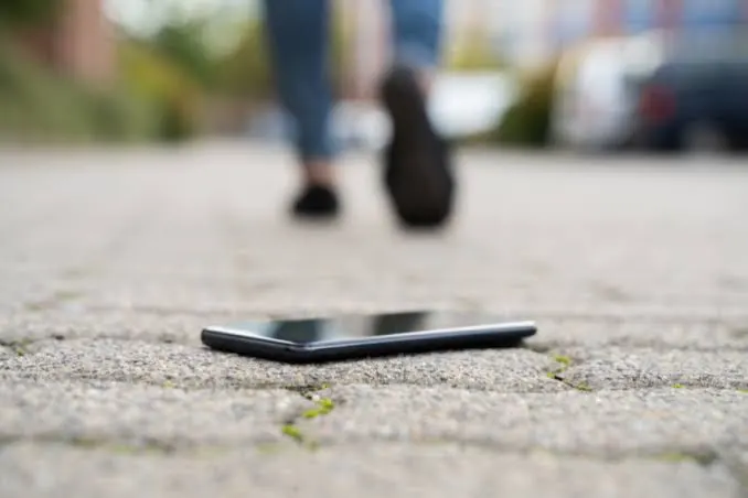Why Some People Never Answer Phone Calls but Always Reply to Text Messages
