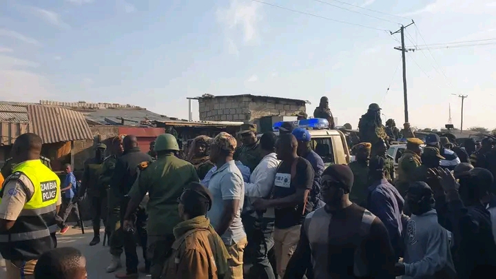 WATCH VIDEO: Police attempt to block Mundubile, Makebi Kabwata roadshow